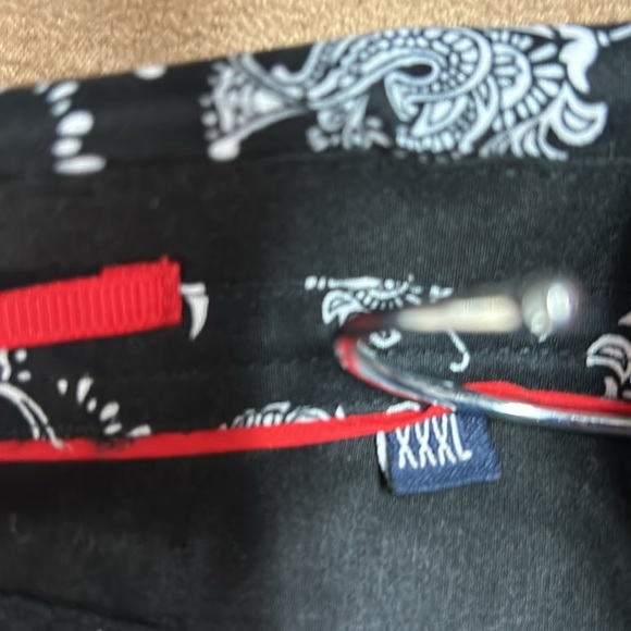 It is a smaller size than what it indicates, it is between XL-XXL - Picture 3 of 5